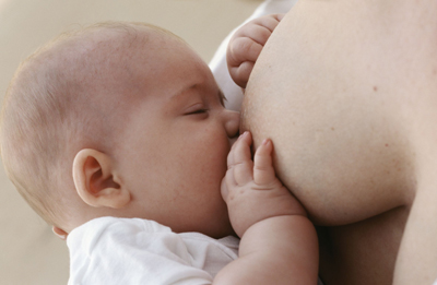Bebé mamando. Fotografía de HM Hospitales